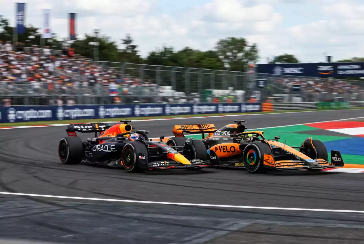 Dos monoplazas de Fórmula 1 luchando rueda a rueda en una curva