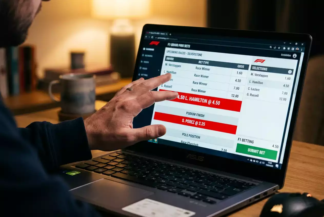 Mano de apostador frente a una pantalla con cuotas de Fórmula 1 marcadas en rojo
